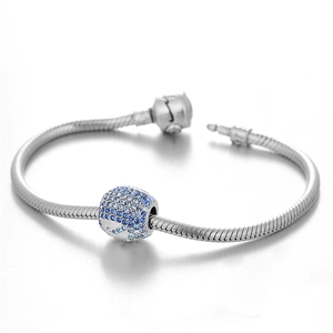 Zilveren slangenarmband met een bedel van blauwe gradiënt pavé-kristallen