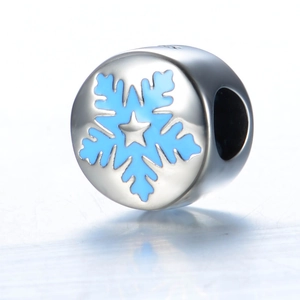 Makroaufnahme des S925 Silber-Schneeflocken-Charms mit blauem Emaille-Dekor