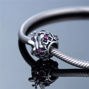 Holle S925 sterling zilveren vlinderbedeltje met roze zirkoon op een slangenarmband