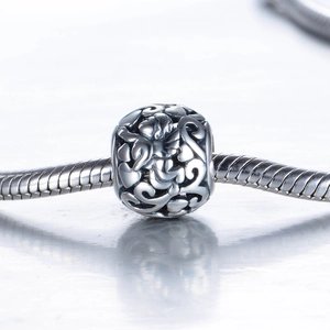Perle Cupidon en argent S925 avec motifs de cœur évidés sur bracelet en maille serpent