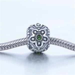 Macro-opname van een 925 zilveren bloemkralen met groene zirkoon aan een armband