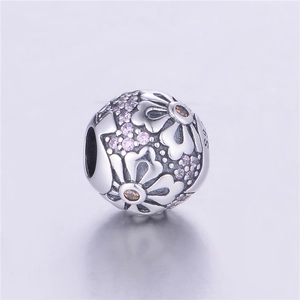 Macro-opname van S925 zilveren holle bloemkraal met roze en bruine zirkonia pavé-zetting