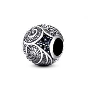 Makroaufnahme von S925 Sterling Silber Charm-Perle mit Wellenmustern und blauen Steinen