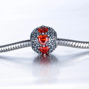 Charm en argent 925 avec cristaux de cœur rouges et relief floral sur chaîne serpent