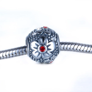 Charm floral en argent S925 avec cœur en cristal rouge et accents de pierres blanches
