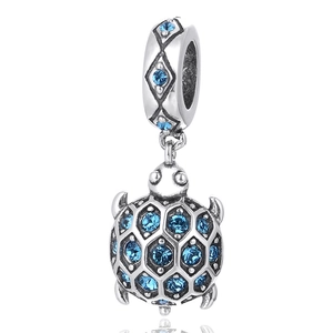 Vue macro détaillée d'un pendentif tortue en argent S925 serti de pierres de zircon bleu