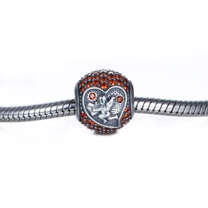 Charme de coeur en argent S925 avec relief Cupidon et pierres de zircone ambre