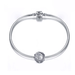 S925 Sterlingsilber Schlangenkette Armband mit strukturierter Federflügel-Perle auf Weiß