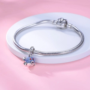 Vue macro détaillée du bracelet maille serpent en argent S925 avec pendentif poisson tropical