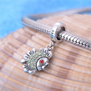 Pendentif poisson en argent S925 serti de zircons verts sur fond de coquillage marin