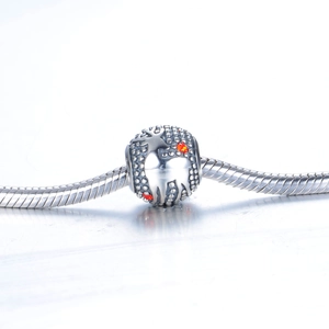 S925 sterling zilveren rendier bedel met rode kristallen op snake armband