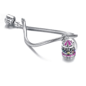 Détail du bracelet en argent S925 avec breloque carrousel en émail rose et pierres colorées