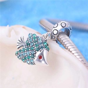 Charm poisson tropical en argent S925 avec cristaux bleus et verts sur chaîne serpent