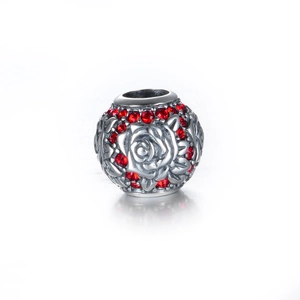 Charm rose en argent S925 avec zircons rouges pour bracelets DIY sur fond blanc