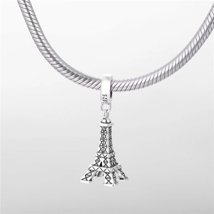 Gros plan du pendentif Tour Eiffel en argent sterling S925 sur une chaîne serpent
