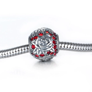 Charm rose en argent sterling S925 avec zircons rouges sur bracelet maille serpent