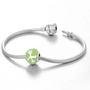 Pulsera de cadena de serpiente plateada con charm de estrella verde y cierre de clip