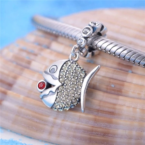 Détail macro du pendentif poisson en argent S925 avec cristaux jaunes et pierre rouge
