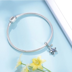 Gros plan sur bracelet chaîne serpent en argent S925 avec pendentif étoile de mer