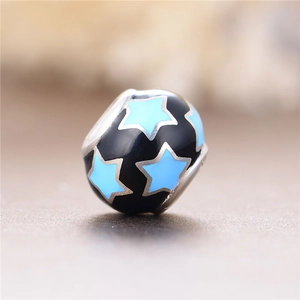 Abalorio de plata S925 con esmalte negro y patrones de estrellas azul claro diy
