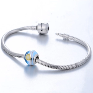 Pulsera de cadena de serpiente de plata con cuenta de esmalte azul y cierre redondo