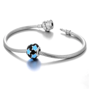 Pulsera de serpiente en plata S925 con dije de estrella azul sobre fondo blanco