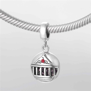 Détail macro du pendentif temple en argent S925 avec pierres rouges et violettes