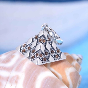Pendentif pyramide en argent sterling 925 avec cristaux champagne sur un coquillage