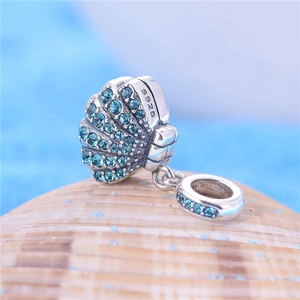 Détail d'un charme coquillage en argent sterling S925 avec cristaux bleu ciel