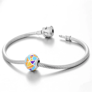 Pulsera de cadena de serpiente plateada con una cuenta de mosaico en esmalte colorido