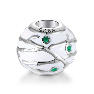 Macro-opname van S925 zilveren bedel met wit emaille en groene edelsteen blad details