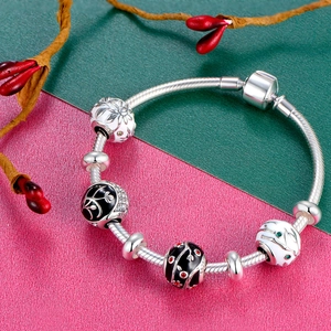 S925 Sterling zilveren bloemenarmband met witte emaille bloemkralen op een slangenketting