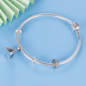 Bracelet serpent en argent S925 avec pendentif tente et perles sur un fond bleu clair