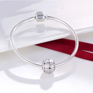 S925 sterling zilveren slangenarmband met een met kristallen ingelegde bolvormige bedel