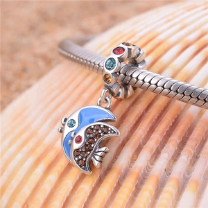 Pendentif poisson tropical en argent 925 avec émail bleu et zircons sur coquillage