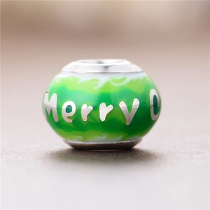 Cuenta de vidrio verde con ondas, grabado Merry y núcleo plateado para pulseras de Navidad