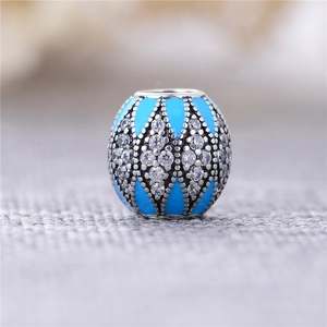 Abalorio de plata 925 con esmalte azul y patrones geométricos de circonita brillante