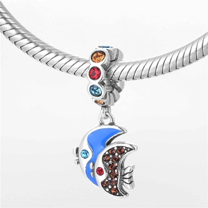 Macro détaillée du pendentif poisson en argent S925 avec émail bleu et cristaux colorés