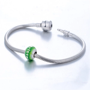 Pulsera de cadena de serpiente en plata 925 con cuenta navideña verde y letras grabadas