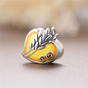Abalorio de corazón de plata S925 con esmalte amarillo de espigas y cristales