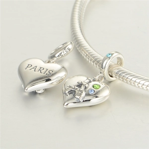Macro d'un pendentif cœur Paris en argent S925 avec Tour Eiffel sur bracelet serpent