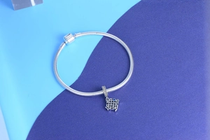 Détail du bracelet serpent en argent S925 avec pendentif nœud celtique et pierre bleue