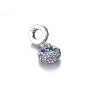 Détail macro du pendentif en argent S925 avec pierre bleue et zircons blancs étincelants