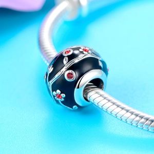 925 zilveren bedel met zwart email en rode edelsteen op een snake ketting armband