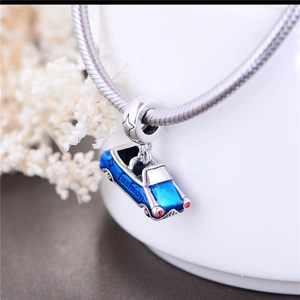 Pendentif voiture de sport bleue en argent S925 avec strass rouges et détails émail