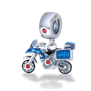Détail d'un charm moto en argent S925 avec émail bleu et accents de cristaux rouges