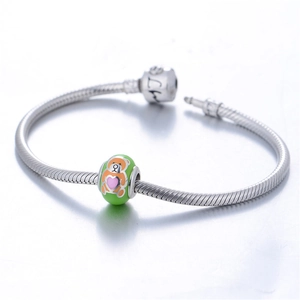 Pulsera de cadena de serpiente de plata con amuleto de esmalte verde de oso y corazón