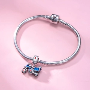 Bracelet chaîne serpent en argent S925 avec pendentif moto en émail bleu et oxydes de zirconium