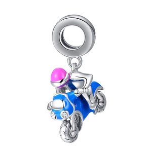 Détail macro du charm moto en argent sterling S925 avec émail bleu et petits zircons