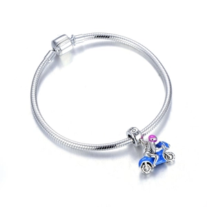 Détail du charm scooter bleu en argent S925 avec casque rose sur chaîne serpent